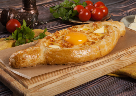 Хачапури по-аджарски — лодочки с сыром и яйцом, от которых все без ума