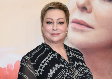 Замена Гузеевой, роман с женатым, поцелуй с Петровым: как живет Аронова