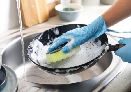 Нагар исчезает за 10 минут: простой кухонный трюк с солью возвращает сковороде чистоту