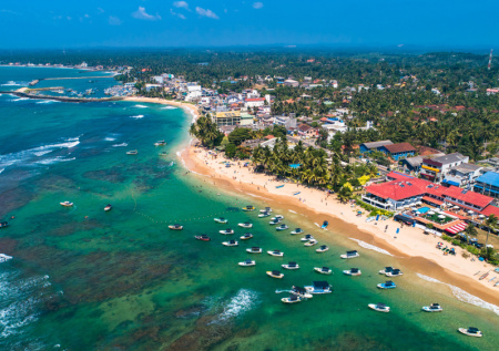 Популярный курорт оказался загрязнен из-за атаки в Ормузском проливе