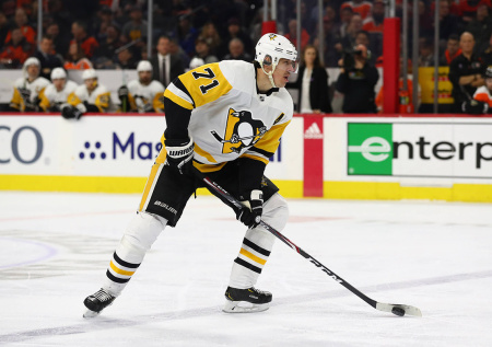 Известный российский хоккеист «схлопотал» удаление за удар клюшкой по лицу