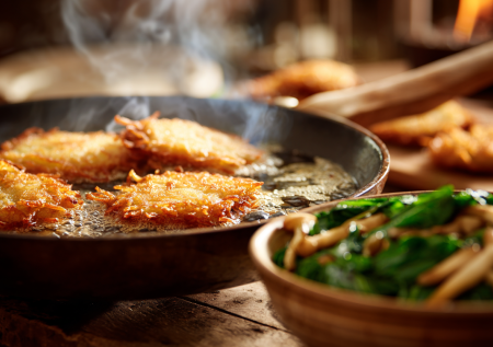 Хрустящие драники с грибами и шпинатом: быстрый ужин из простых продуктов, который удивит вкусом