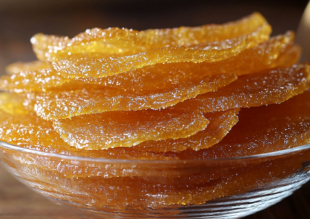 Беру корки от апельсинов, сахар и воду — через час на столе янтарное чудо к чаю. Слаще и полезнее любых конфет