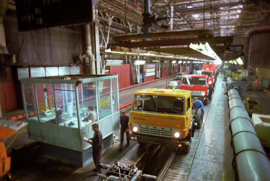 На главном конвейере Камского автомобильного завода. Город Брежнев (ныне город Набережные Челны)