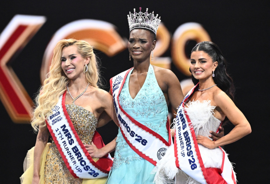 Победительницы в номинации «Миссис Брикс»: 2 место — Ольга Мигунова (Казахстан), 1 место — Миллисент Фолоди Тлоу (ЮАР) и 3 место — Александра Хватова (Россия) (слева направо) в финале Международного конкурса красоты стран БРИКС в Казани, 7 марта 2026 года