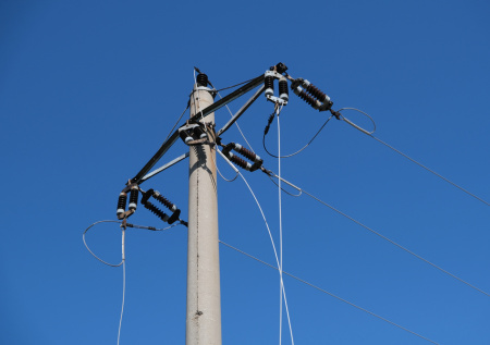 От удара током на Рублевском шоссе пострадали брат и сестра