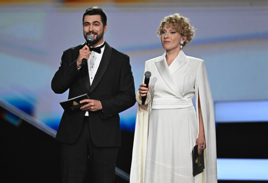 Ведущие Вячеслав Макаров и Яна Чурикова на торжественной церемонии закрытия Международного конкурса красоты стран БРИКС в Казани, 7 марта 2026 года