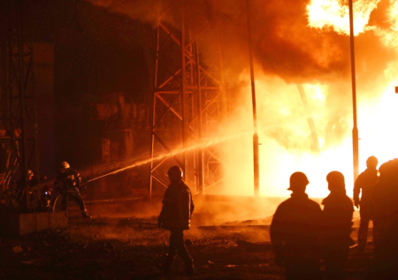 В Армавире после атаки беспилотника загорелась нефтебаза