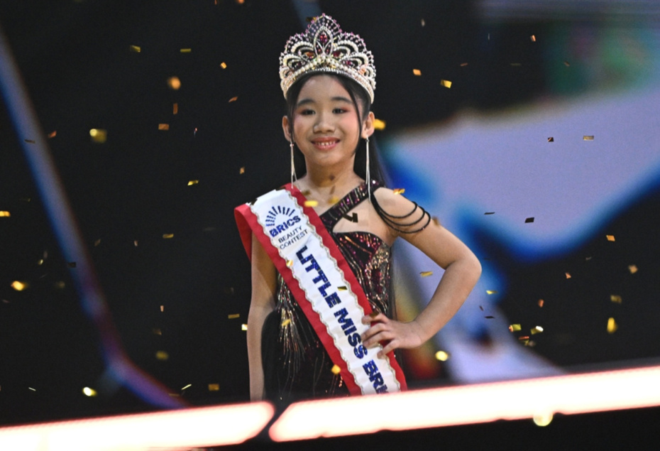 Саффира Кара Гийе Думалаог (Китай), победившая в номинации «Мини Мисс Брикс» на торжественной церемонии закрытия Международного конкурса красоты стран БРИКС в Казани, 7 марта 2026 года