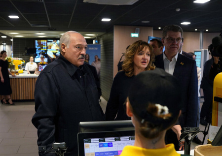 Лукашенко поручил показать белорусский «Макдональдс» американцам