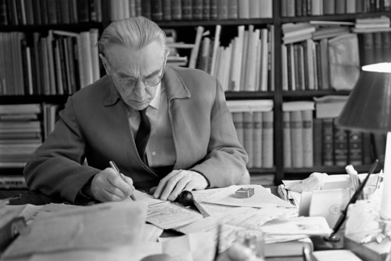 Константин Федин в своём рабочем кабинете