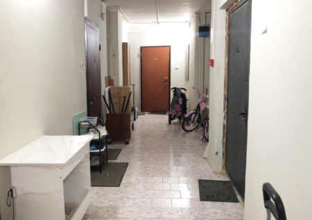 Россиян могут крупно оштрафовать за коляски и велосипеды в подъезде