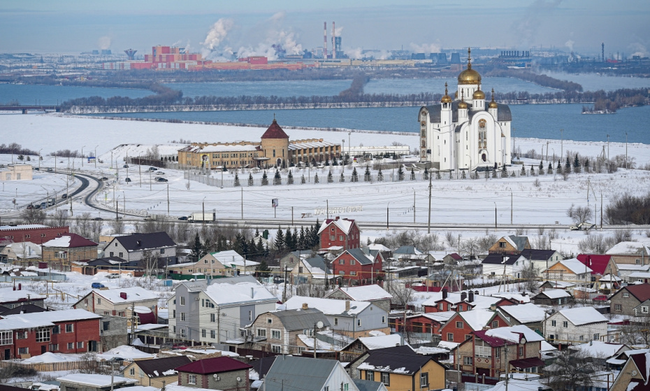 Жилые дома и кафедральный собор Вознесения Господня в Магнитогорске
