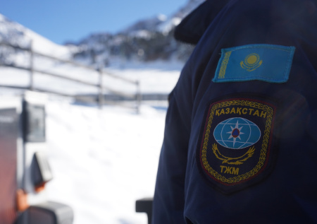 Казахстанские спасатели эффектно взорвали лед на реке и взволновали США