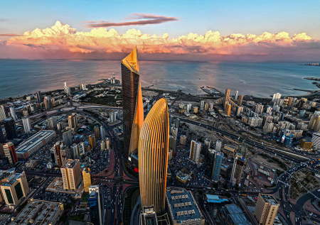 Небоскреб службы соцобеспечения вспыхнул после удара по столице Кувейта