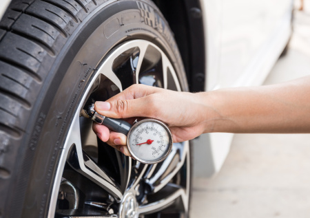 Три ошибки при проверке давления в шинах: почему манометр часто показывает неверные данные