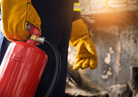 Москвич едва не испепелил ЖК из-за разведенного костра на балконе