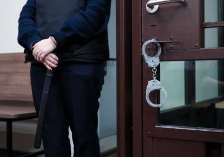 Подростка-поджигателя АЗС отправили думать над своим поведением в СИЗО