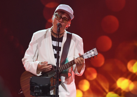 Уехавший из России Илья Лагутенко удвоил доходы