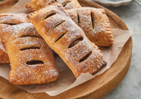 Воздушные яблочные слойки за 30 минут — ароматная выпечка для идеального чаепития