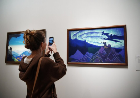 «Спорное решение»: картины Рерихов могут отдать Музею Востока