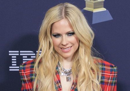 Аврил Лавин отказалась от концерта в Москве из-за клещей