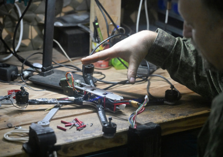 Способный догнать болид «Формулы-1» дрон-охотник с ИИ собрали в России