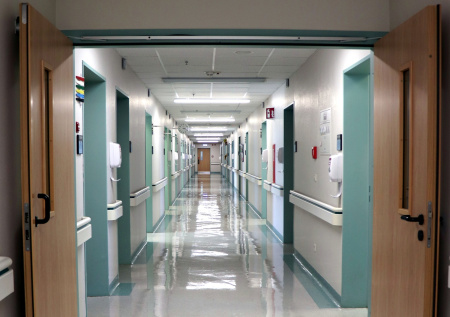 Главный госпиталь США в Германии срочно готовят к приему раненных