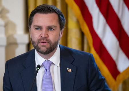 «Сыт по горло»: Вэнс сделал заявление на фоне военных операций Трампа