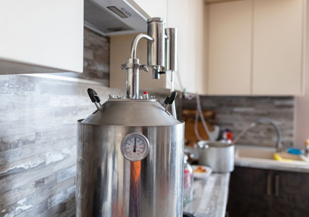 Пенсионер пострадал в результате взрыва самогонного аппарата в Москве