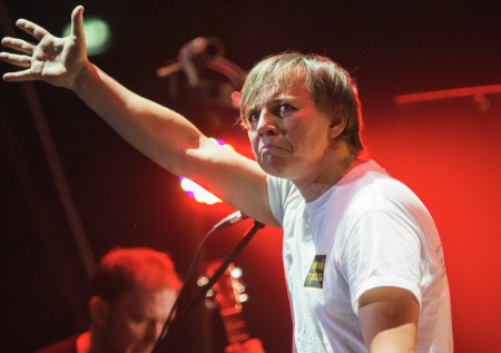 Взлетевшие доходы, слова об СВО, отказ выступать в РФ: как живет Лагутенко