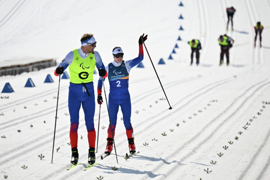 Анастасия Багиян (Россия), занявшая первое место в спринте классическим стилем среди женщин на соревнованиях по лыжным гонкам XIV зимних Паралимпийских игр в Валь-ди-Фьемме. Слева — спортсмен-ведущий Сергей Синякин