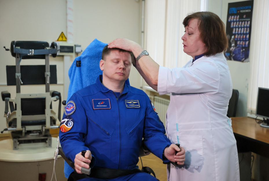 Космонавт Роскосмоса Александр Гребенкин на обследовании, где проверяют вестибулярную устойчивость во время открытого отбора в отряд космонавтов в Центре подготовки космонавтов им. Ю. А. Гагарина