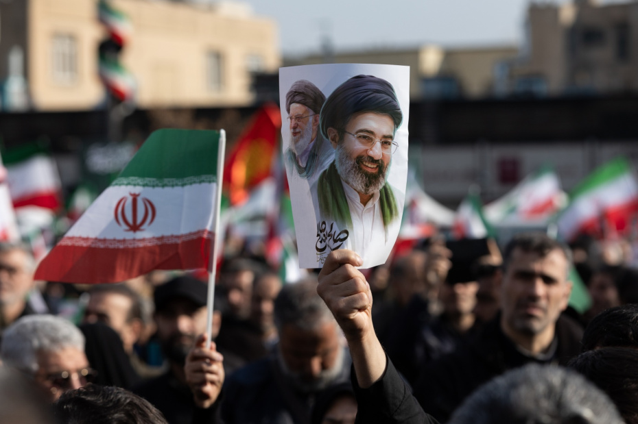 Мужчина держит портрет Моджтабы Хаменеи, нового лидера Ирана