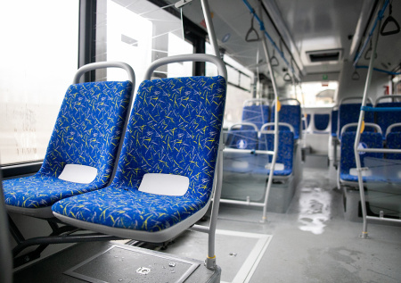 Жители Кузбасса пожаловались на протекшую в местном автобусе крышу