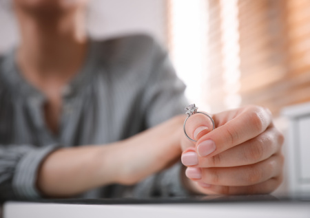 «Я в долгах»: пожилая женщина сорвала свадьбу с молодым любовником