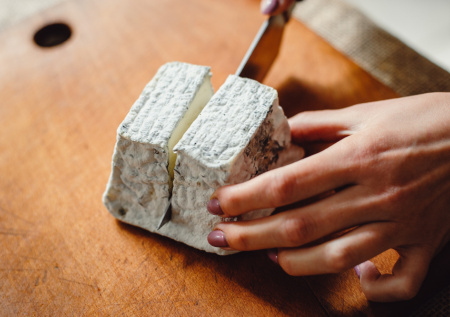 Врач рассказал, кому опасно есть сыр