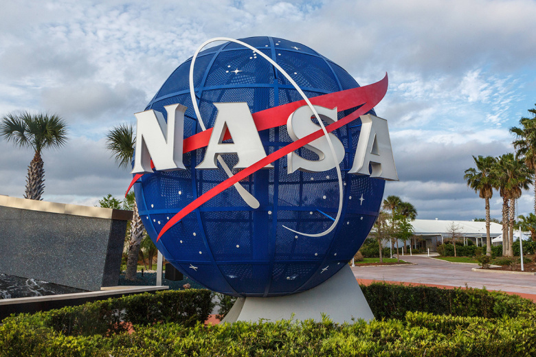 Логотип NASA в Космическом центре имени Кеннеди в США