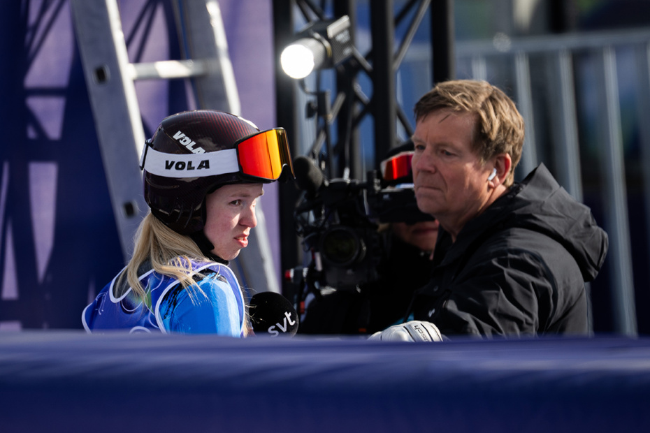 Варвара Ворончихина дает интервью шведскому телеканалу SVT после соревнований по горнолыжному спорту на XIV зимних Паралимпийских играх в Италии
