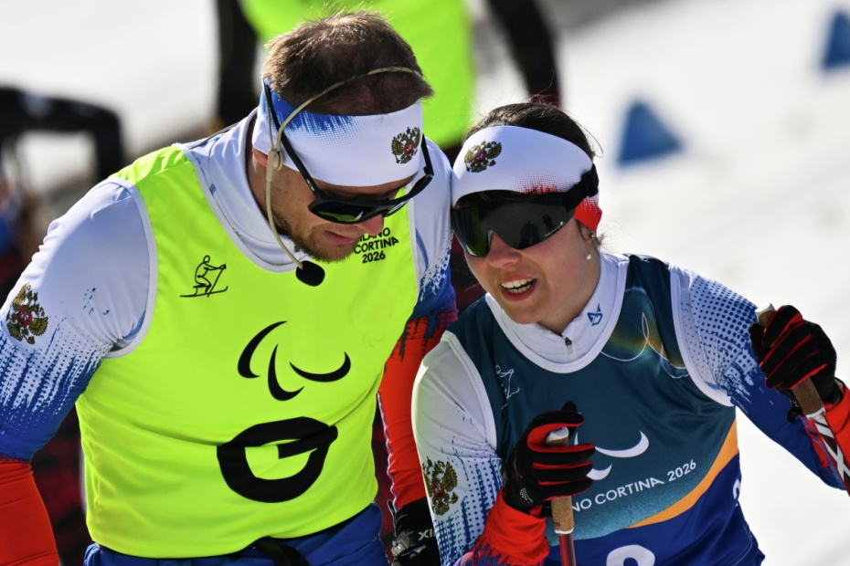 Анастасия Багиян (Россия), занявшая первое место в спринте классическим стилем среди женщин на соревнованиях по лыжным гонкам XIV зимних Паралимпийских игр в Валь-ди-Фьемме. Слева — спортсмен-ведущий Сергей Синякин