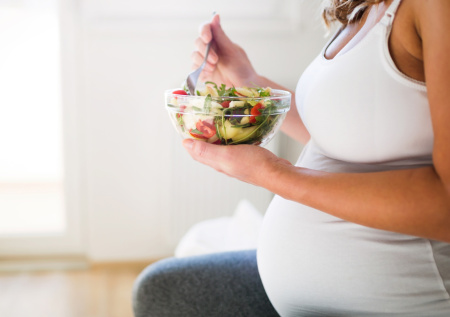 Гинеколог опровергла популярные мифы о рационе беременных