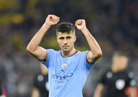 Звездный футболист «Манчестер Сити» начал доставать соседей дронами