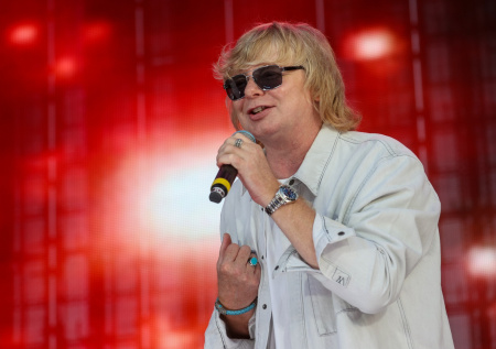 Русификацию вывесок в России назвали ударом по артистам