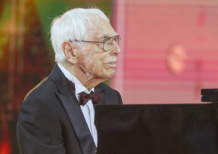 Путин поздравил автора мелодии песни «Есть только миг» с юбилеем