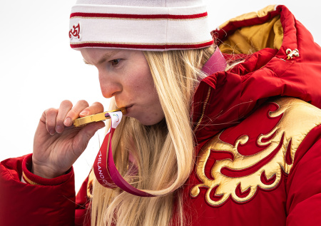 Взяла золото и разрыдалась: самые яркие фото горнолыжницы Ворончихиной