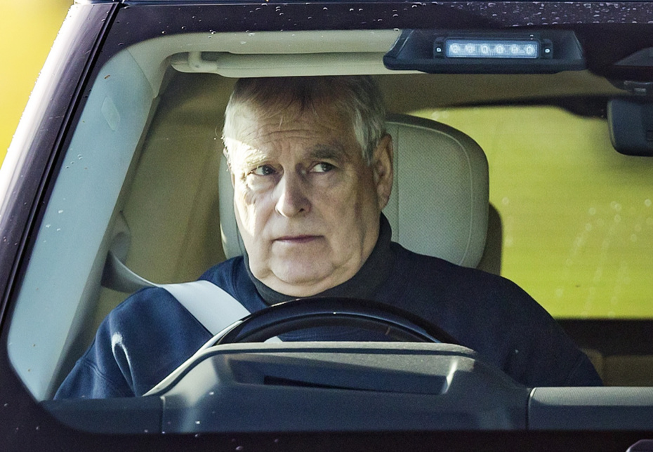 Эндрю Маунтбаттен-Виндзор за рулем автомобиля на Длинной аллее в Виндзоре