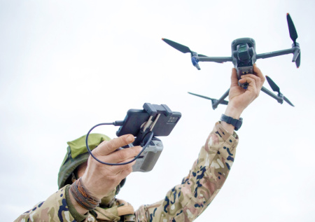 Минобороны показало кадры работы FPV-дронов группировки «Север»