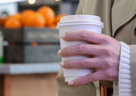 Юрист ответил, можно ли получить штраф за распитие кофе в транспорте