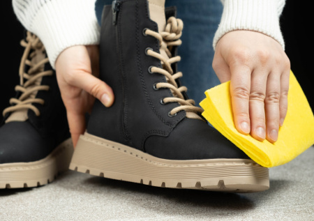 Россиянам дали советы, как восстановить обувь после соли и реагентов