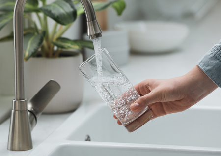 Стало известно, сколько американцев пользуются загрязненной водой